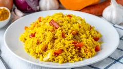 Brown or white rice? How to choose the healthiest option and unlock its potential. Plus, a simple recipe for vegetarian rice with turmeric.