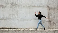 Why we swing our arms when walking. And how to do it correctly.