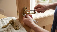 How to replace a door handle without damaging the door